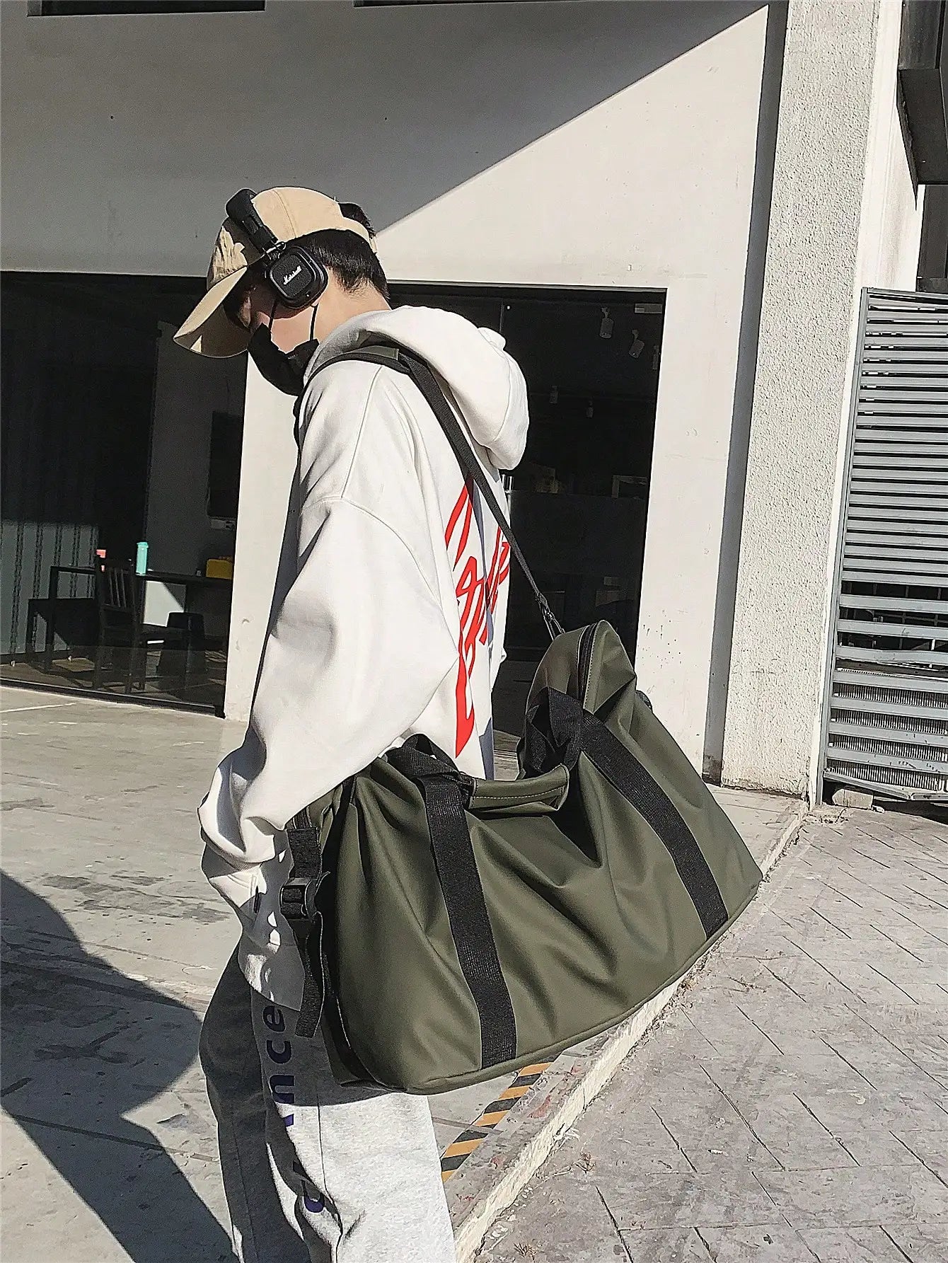 Handheld travel bag, large capacity sports and fitness bag